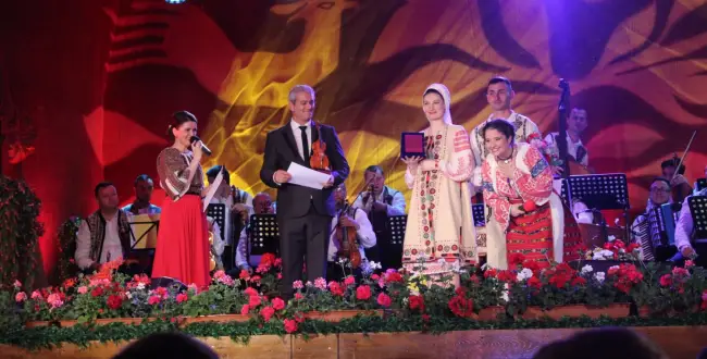 Foto FOTO. Trofeul primei ediţii a Festivalului Naţional de Folclor „Lică Militaru”, câştigat de o tânără din Gorj