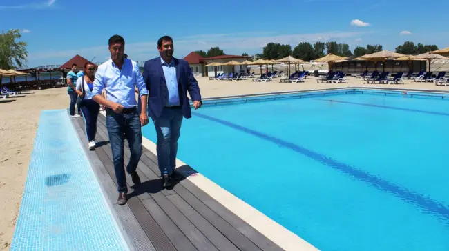 Foto FOTO&VIDEO. Plaja Olt se deschide pe 1 iunie. Peste 300 de şezlonguri şi 150 de umbreluţe îi aşteaptă pe slătineni