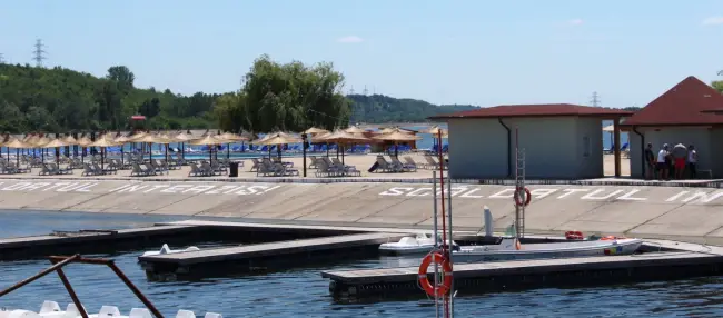 Foto FOTO&VIDEO. Plaja Olt se deschide pe 1 iunie. Peste 300 de şezlonguri şi 150 de umbreluţe îi aşteaptă pe slătineni