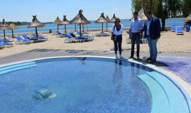 Foto FOTO&VIDEO. Plaja Olt se deschide pe 1 iunie. Peste 300 de şezlonguri şi 150 de umbreluţe îi aşteaptă pe slătineni