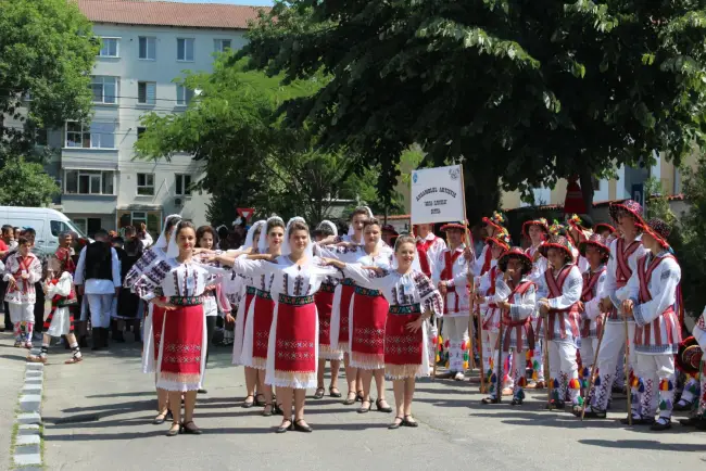 Foto FOTO&VIDEO. „Căluşul Românesc“ a început, la Slatina. Dansatori şi instrumentişti, demonstraţii de virtuozitate