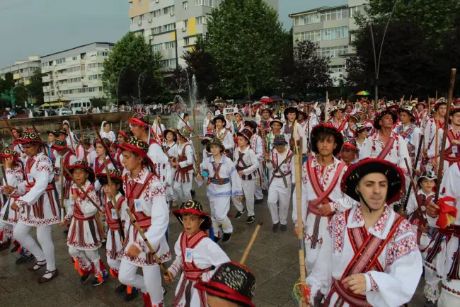 Foto FOTO&VIDEO. „Căluşul Românesc», în Cartea Recordurilor. Peste 1.050 de dansatori au jucat căluşul în centrul Slatinei, stabilind un nou record naţional