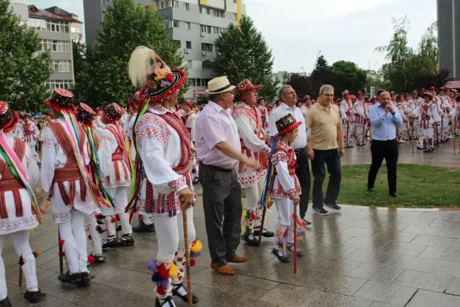 Foto FOTO&VIDEO. „Căluşul Românesc», în Cartea Recordurilor. Peste 1.050 de dansatori au jucat căluşul în centrul Slatinei, stabilind un nou record naţional