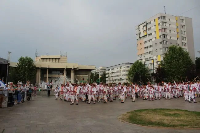 Foto FOTO&VIDEO. „Căluşul Românesc», în Cartea Recordurilor. Peste 1.050 de dansatori au jucat căluşul în centrul Slatinei, stabilind un nou record naţional