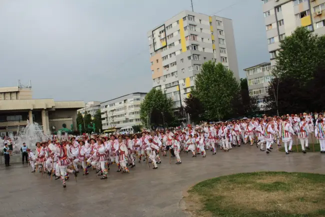 Foto FOTO&VIDEO. „Căluşul Românesc», în Cartea Recordurilor. Peste 1.050 de dansatori au jucat căluşul în centrul Slatinei, stabilind un nou record naţional