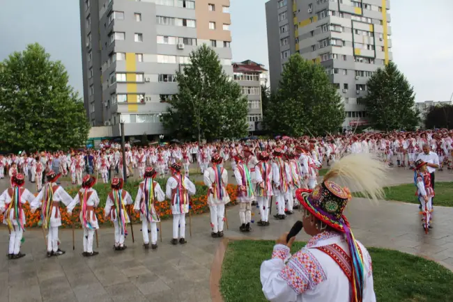 Foto FOTO&VIDEO. „Căluşul Românesc», în Cartea Recordurilor. Peste 1.050 de dansatori au jucat căluşul în centrul Slatinei, stabilind un nou record naţional