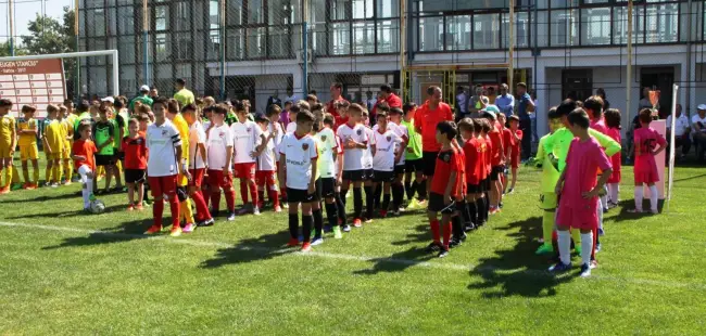 Foto GALERIE FOTO. Spectacol fotbalistic pe „Metalurgistul”. FCSB este câştigătoarea ediţiei a II-a a Memorialului „Eugen Stanciu”