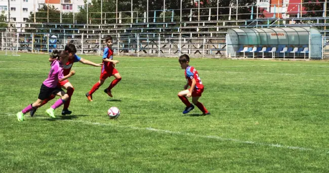 Foto GALERIE FOTO. Spectacol fotbalistic pe „Metalurgistul”. FCSB este câştigătoarea ediţiei a II-a a Memorialului „Eugen Stanciu”