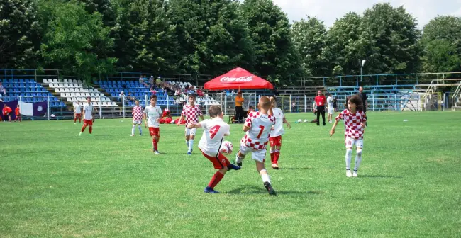 Foto GALERIE FOTO. Spectacol fotbalistic pe „Metalurgistul”. FCSB este câştigătoarea ediţiei a II-a a Memorialului „Eugen Stanciu”