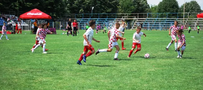 Foto GALERIE FOTO. Spectacol fotbalistic pe „Metalurgistul”. FCSB este câştigătoarea ediţiei a II-a a Memorialului „Eugen Stanciu”