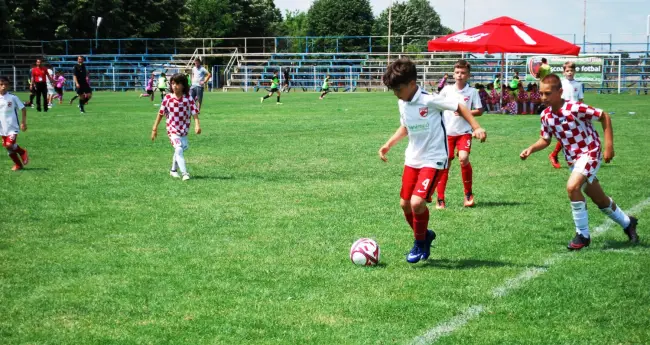 Foto GALERIE FOTO. Spectacol fotbalistic pe „Metalurgistul”. FCSB este câştigătoarea ediţiei a II-a a Memorialului „Eugen Stanciu”