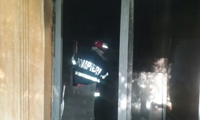 Foto GALERIE FOTO. Un bărbat din Brastavățu și-a dat foc la casă, ulterior spânzurându-se