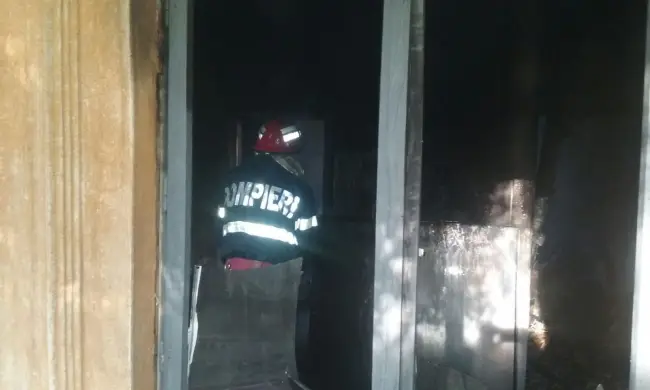 Foto GALERIE FOTO. Un bărbat din Brastavățu și-a dat foc la casă, ulterior spânzurându-se