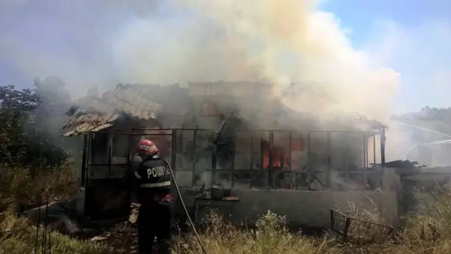 Foto FOTO&VIDEO. Incendiu devastator, la Teslui. O casă a ars de la o ţigară uitată aprinsă
