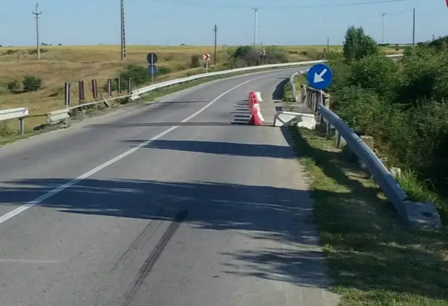 Foto GALERIE FOTO. Drumul Național 64 închis în totalitate, la Găneasa, din cauza unui pod degradat