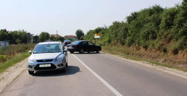 Foto FOTO&VIDEO. DN 64 blocat, la Găneasa. Drumarii lucrează la o variantă provizorie de ocolire