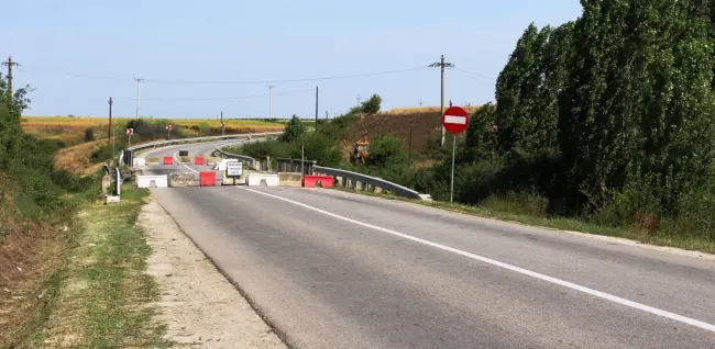 Foto FOTO&VIDEO. DN 64 blocat, la Găneasa. Drumarii lucrează la o variantă provizorie de ocolire