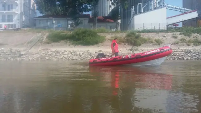 Foto FOTO&VIDEO. Scafandrii au reluat căutările băiatului înecat în Dunăre, la Corabia