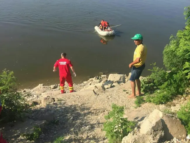 Foto FOTO. Trupul neînsuflețit al băiatului înecat în Dunăre, găsit în a treia zi de căutări