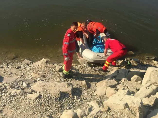 Foto FOTO. Trupul neînsuflețit al băiatului înecat în Dunăre, găsit în a treia zi de căutări