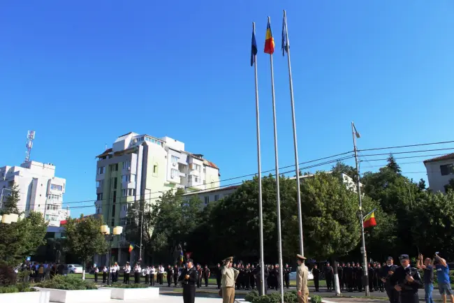 Foto Ziua Drapelului Naţional, marcată la Slatina. Drapelul, înălţat în Piaţa Prefecturii