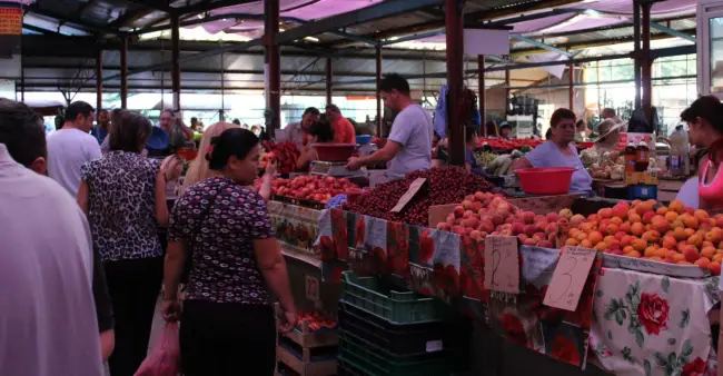 Foto FOTO. Producătorii, nemulţumiţi de condiţiile din Piaţa Zahana. Legumele şi fructele se strică pe mese, iar oltenii aleg să meargă la cumpărături în supermarket