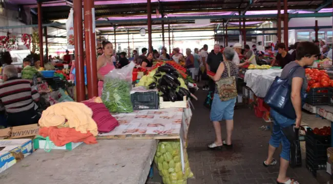 Foto FOTO. Producătorii, nemulţumiţi de condiţiile din Piaţa Zahana. Legumele şi fructele se strică pe mese, iar oltenii aleg să meargă la cumpărături în supermarket