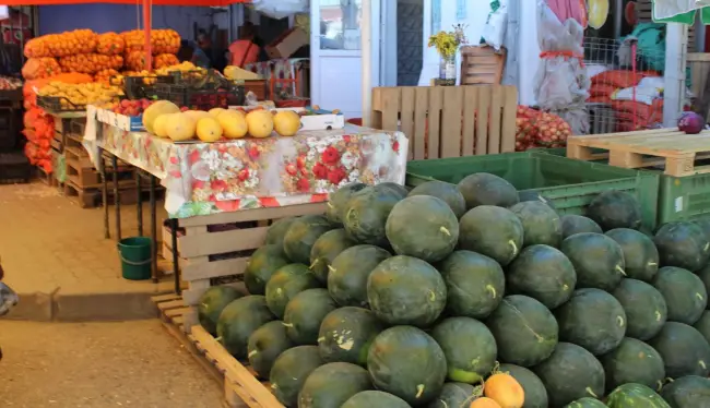 Foto FOTO. Producătorii, nemulţumiţi de condiţiile din Piaţa Zahana. Legumele şi fructele se strică pe mese, iar oltenii aleg să meargă la cumpărături în supermarket