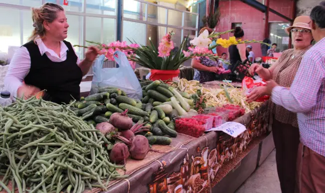 Foto FOTO. Producătorii, nemulţumiţi de condiţiile din Piaţa Zahana. Legumele şi fructele se strică pe mese, iar oltenii aleg să meargă la cumpărături în supermarket