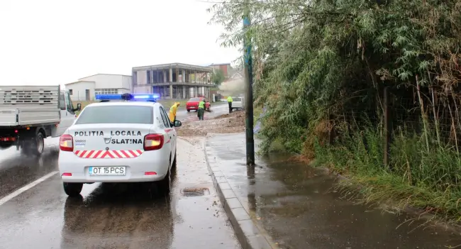 Foto FOTO. Trafic rutier blocat pe o bandă, pe strada Drăgăneşti din Slatina, după ce un mal de pământ s-a surpat peste carosabil