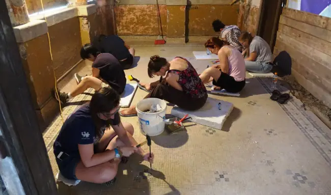 Foto FOTO. Conacul Neamţu din Olari, restaurat de voluntari englezi, francezi şi români