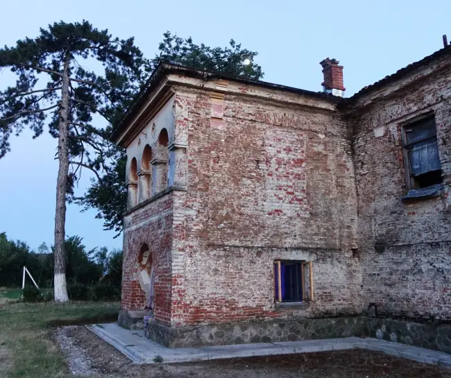 Foto FOTO. Conacul Neamţu din Olari, restaurat de voluntari englezi, francezi şi români