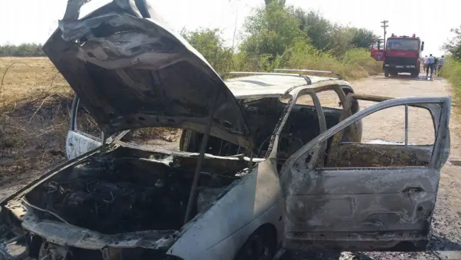 Foto FOTO& VIDEO. Un autoturism a luat foc în mers pe DN 64, la Brâncoveni