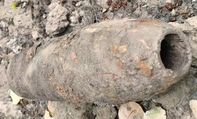 Foto FOTO. Proiectil neexplodat, găsit în timpul unor excavaţii făcute în curtea casei city-managerului Cismaru de pe strada Caloianca
