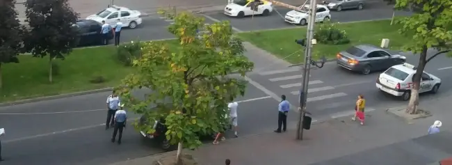 Foto FOTO. Adolescentă de 14 ani, lovită pe trecerea de pietoni pe bulevardul A.I. Cuza din Slatina, în zona standurilor de flori. Șoferul a fugit de la locul accidentului
