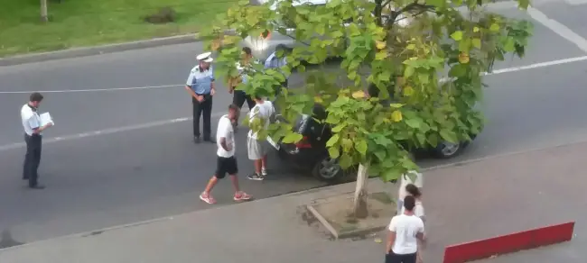 Foto FOTO. Adolescentă de 14 ani, lovită pe trecerea de pietoni pe bulevardul A.I. Cuza din Slatina, în zona standurilor de flori. Șoferul a fugit de la locul accidentului