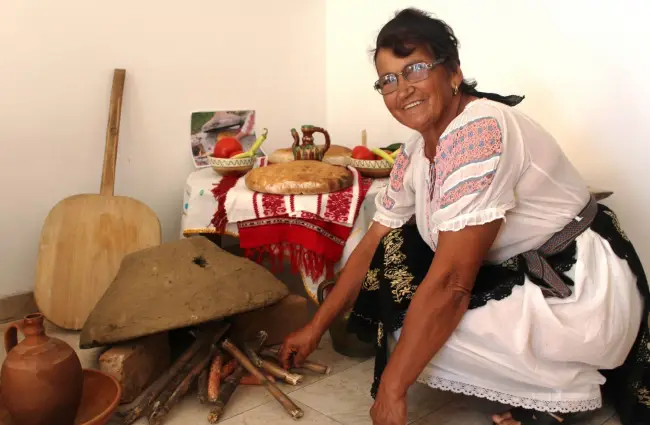 Foto Pâinea în ţest de Scărişoara, o istorie de 60 de ani. Mama Floarea a ţinut morţiş să-şi păstreze vatra unde coace pâinea