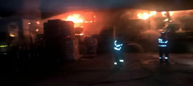 Foto FOTO&VIDEO. Depozit de băuturi alcoolice și răcoritoare din Slatina, cuprins de un incendiu de proporții