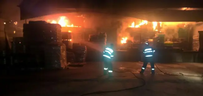 Foto FOTO&VIDEO. Depozit de băuturi alcoolice și răcoritoare din Slatina, cuprins de un incendiu de proporții