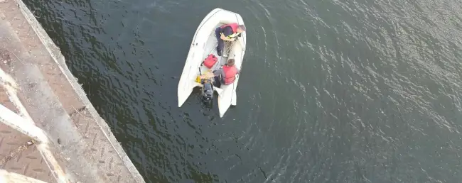 Foto VIDEO. Un tânăr care s-a aruncat de pe Podul Olt este căutat de scafandri și cu elicopterul SMURD. El le-a spus celor care îl însoțeau că vrea să facă o baie