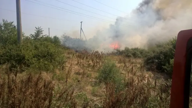 Foto FOTO&VIDEO. Cale ferată distrusă de un incendiu, la Piatra-Olt. Traficul feroviar nu a fost afectat