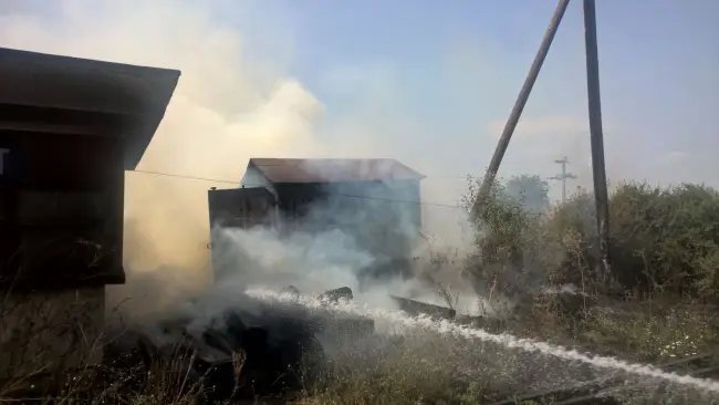 Foto FOTO&VIDEO. Cale ferată distrusă de un incendiu, la Piatra-Olt. Traficul feroviar nu a fost afectat