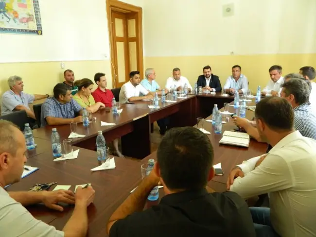 Foto Întâlnire iniţiată de deputatul Alexandru Stănescu, la Primăria Corabia. Fermierii şi primarii olteni, faţă în faţă cu şefii structurilor centrale