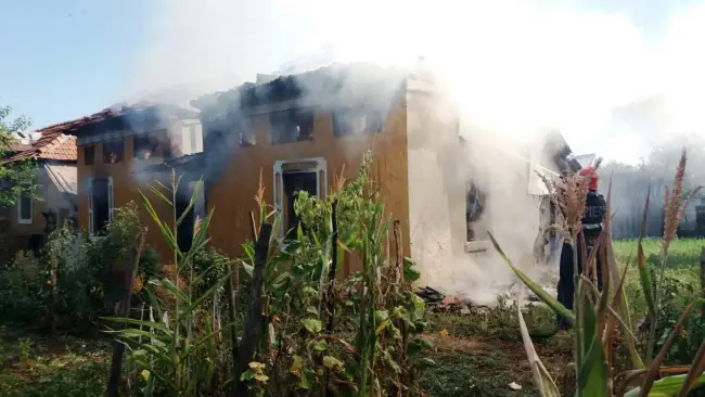 Foto FOTO. Incendiu la o casă din Teslui. Proprietara locuinţei, înmorântată ieri
