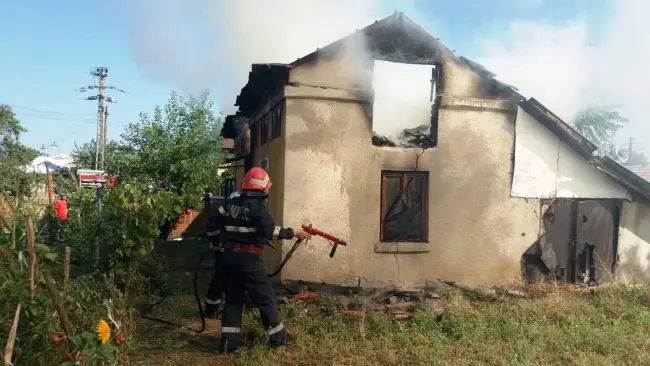Foto FOTO. Incendiu la o casă din Teslui. Proprietara locuinţei, înmorântată ieri
