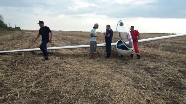 Foto FOTO&VIDEO. Un planor a aterizat forțat pe un câmp din Brebeni. Planoristul a scăpat nevătămat
