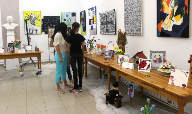 Foto Sute de produse, expuse la Biblioteca Judeţeană Olt. Prioşca: „Aceşti copii au nevoie de aprecierea noastră, pentru a înţelege că pot fi egali cu ceilalţi”