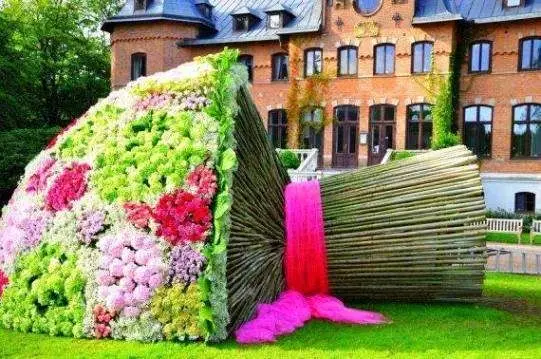 Foto FOTO&VIDEO. Dealul Grădişte, reamenajat. A fost amplasat un aranjament uriaş, sub forma unui buchet de flori