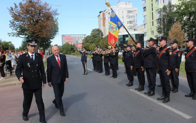Foto GALERIE FOTO. Ziua Pompierilor din România, marcată la Slatina cu înaintări în grad, defilarea autospecialelor şi un exerciţiu demonstrativ