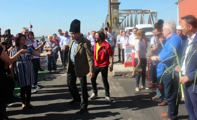 Foto GALERIE FOTO. Începură „Oltenii…”! Festivalul de umor a debutat cu vama oltenească, cei care au trecut pe la Podul Olt primind paşaportul de oltean